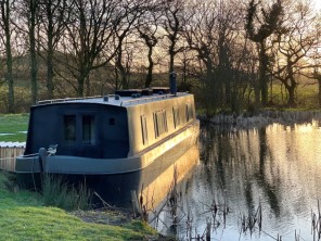 Luxury Houseboat for 2 on a Private Lake with Trout Fishing near Holsworthy, Devon, England